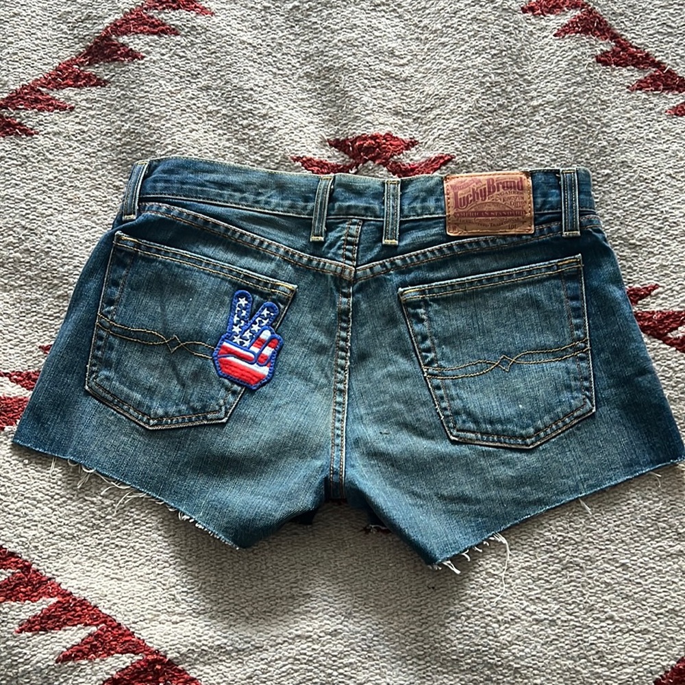 Lucky Brand jean shorts Size 8/29 w/ Peace Sign patch